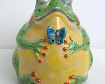 Una figura in ceramica per giardino e interni. Un rospo in ceramica per il giardino e gli interni.