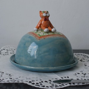 Keramik-Butterdose mit Deckel – Handgemacht, mit fliegender Katzenfigur