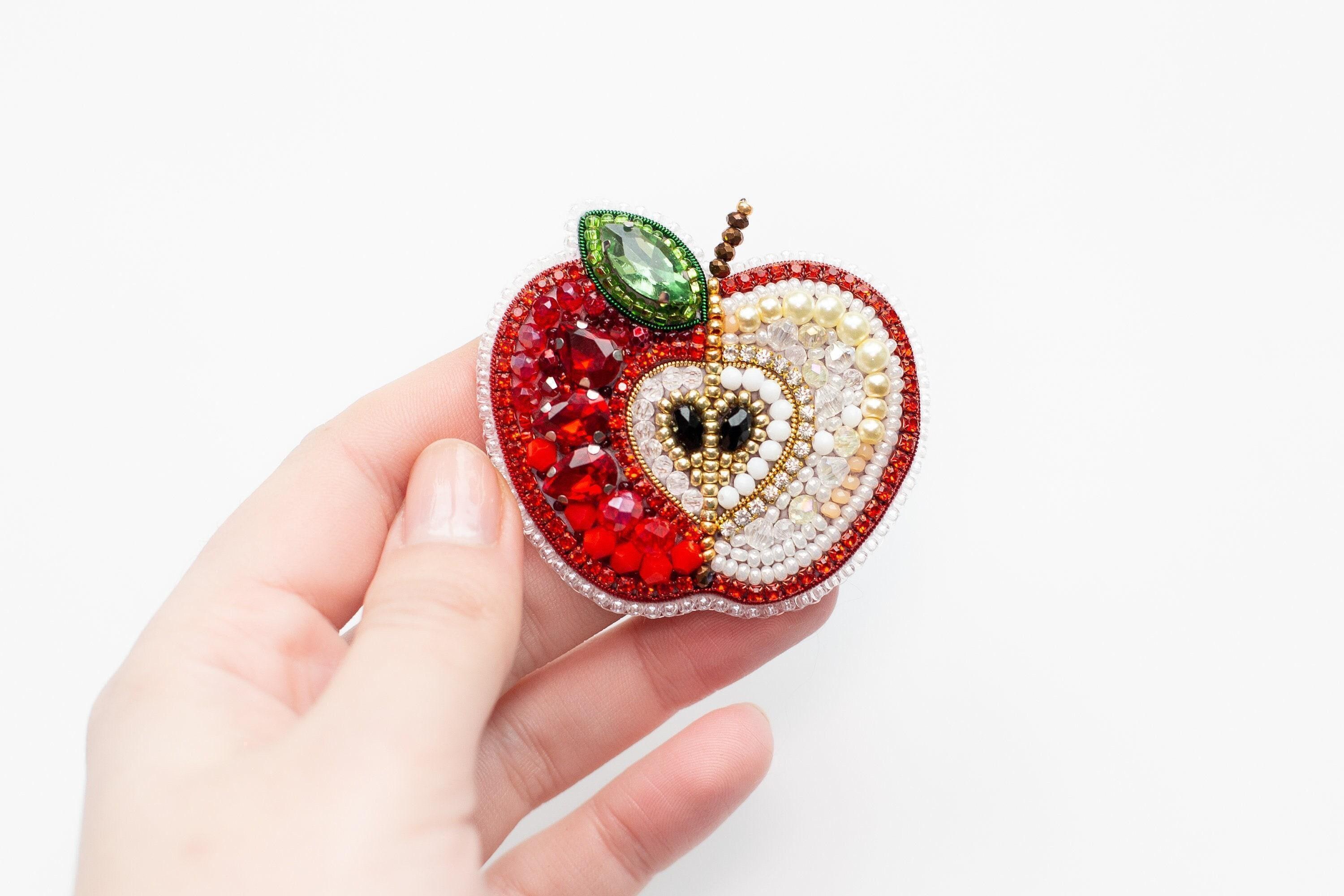 ビーズで作るリンゴのブローチキット：DIY刺繍手芸（初心者向け
