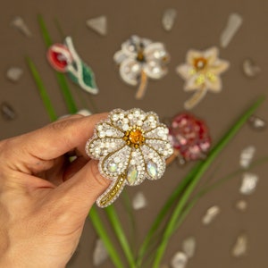 Handmade Chamomile Flower Beaded Brooch: Czech Seed Bead Embroidery