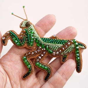 Beaded Brooch Kit: Golden-Green Praying Mantis Jewelry Making (Beginner)