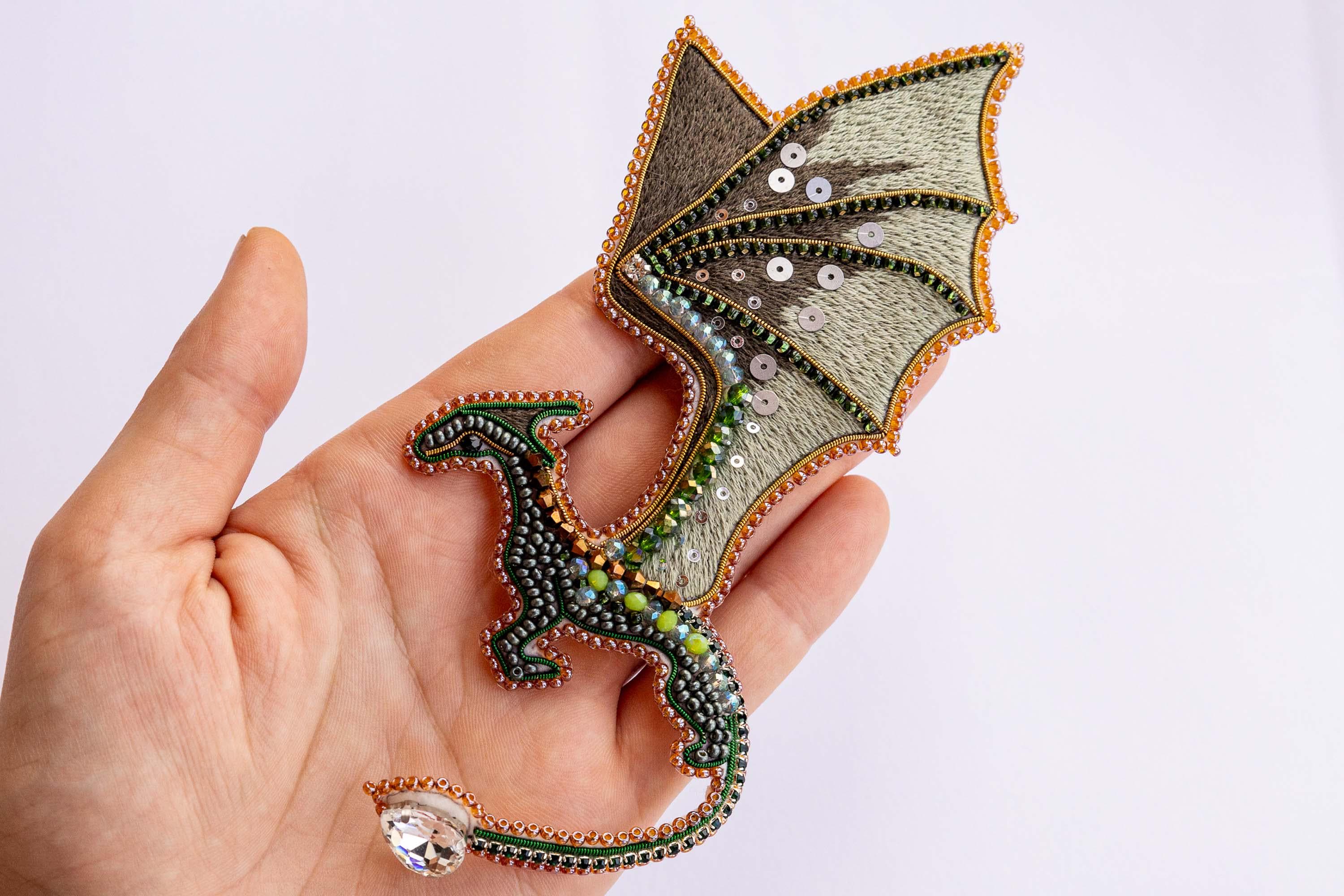 Kit De Fabrication De Bijoux DIY Le Dragon - Broche Perles Graines - Abris Art (Ukraine)
