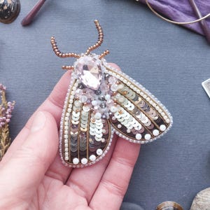 Kit de Broche de Mariposa Rosa com Miçangas: Faça Você Mesmo sua Joia Bordada (Iniciante)