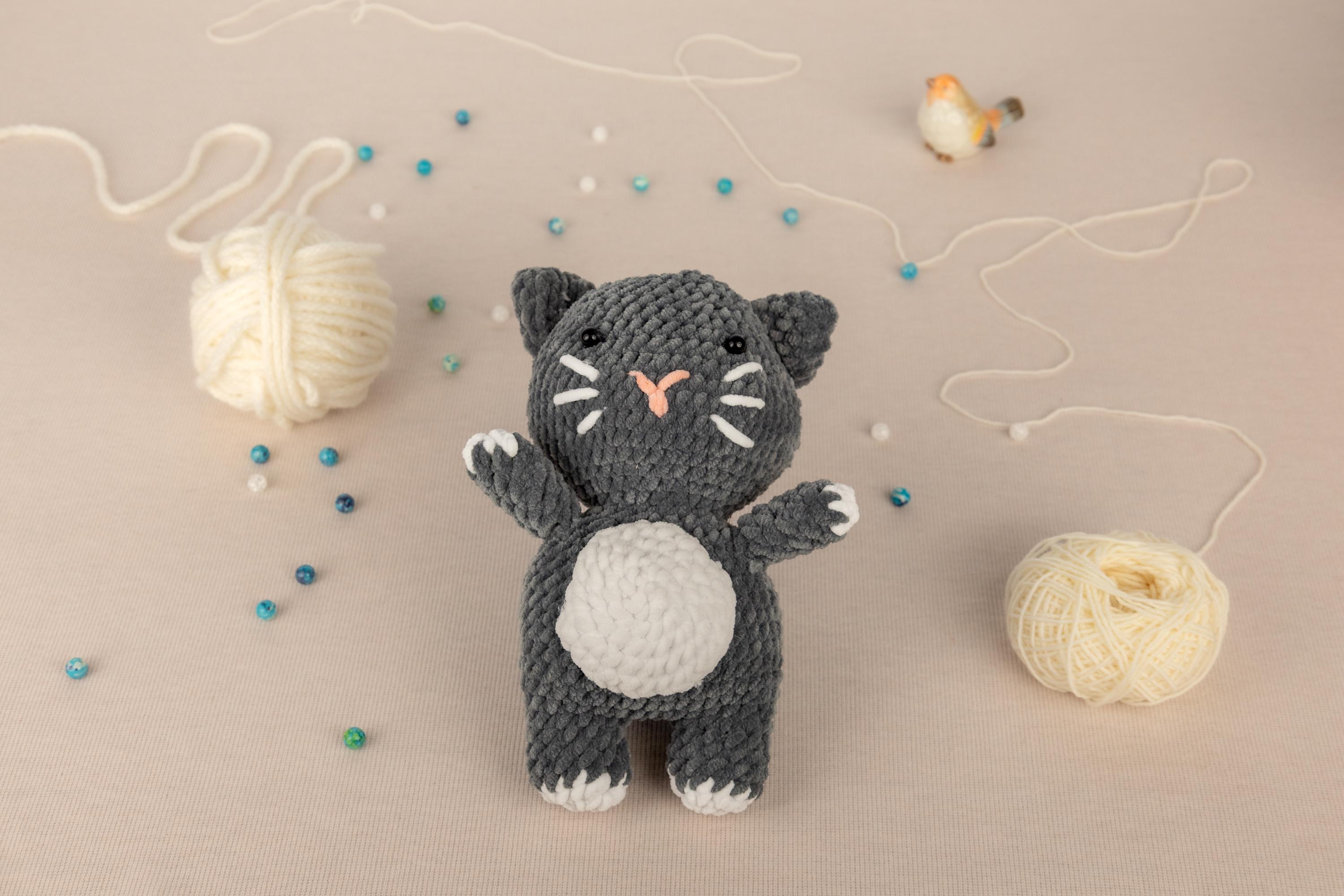 グレーのぬいぐるみ猫のかぎ針編みキット：初心者向けあみぐるみDIY