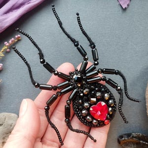 Kit de bordado de cuentas de araña viuda negra / Broche gótico dramático DIY