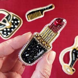 Borduurpakket broche met kralen, lippenstift parfum handtas kam DIY sieraden ambacht
