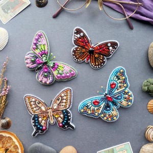 Borduurpakket voor een vlinderbroche met kralen, handgemaakte sieraden.