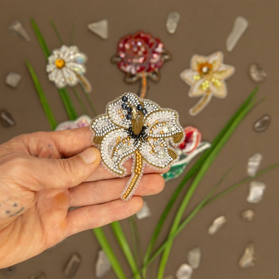 Broche En Peau (cuir) Motif Lys Avec Cristaux - Accessoire Fait Main Pour Femme | Bijou Artisanal Argenté