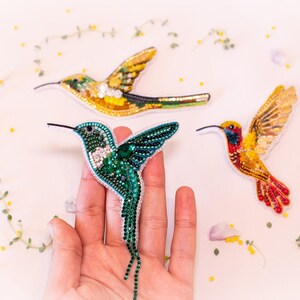 Kit per ricamo di spilla a forma di colibrì con perline, collezione di gioielli fai da te dai colori vivaci