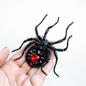 Kit de broche de araña viuda negra: bordado con cuentas de semillas