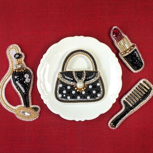 Juego de 4 broches con cuentas: bolso, pintalabios, perfume y peine bordados