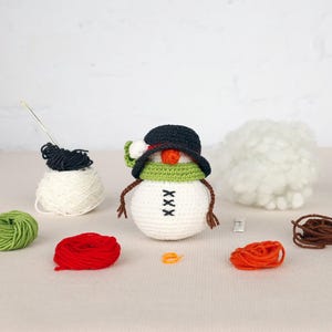 Snowman Crochet Kit for Adults, Beginner Crochet Kit, Christmas Amigurumi DIY Craft Kit