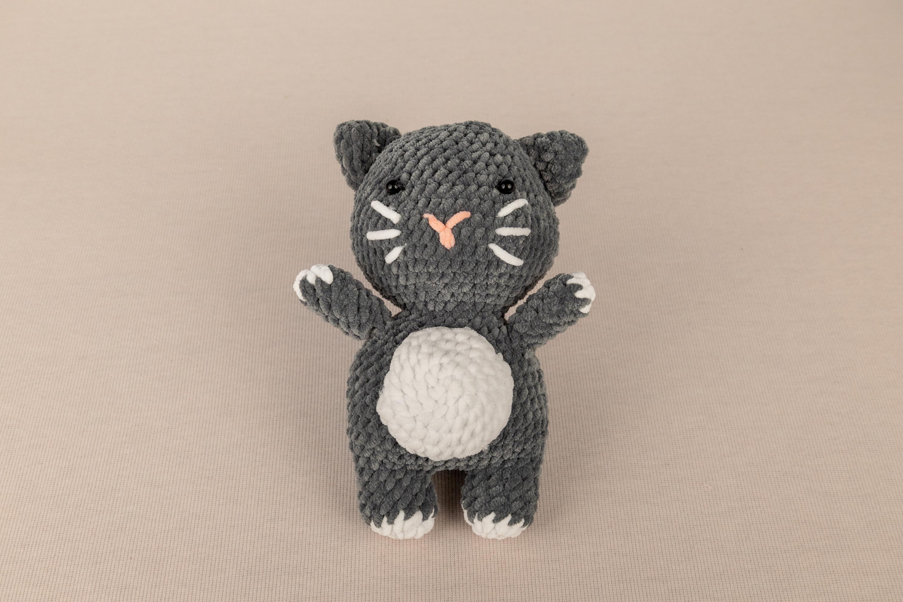 グレーのぬいぐるみ猫のかぎ針編みキット：初心者向けあみぐるみDIY