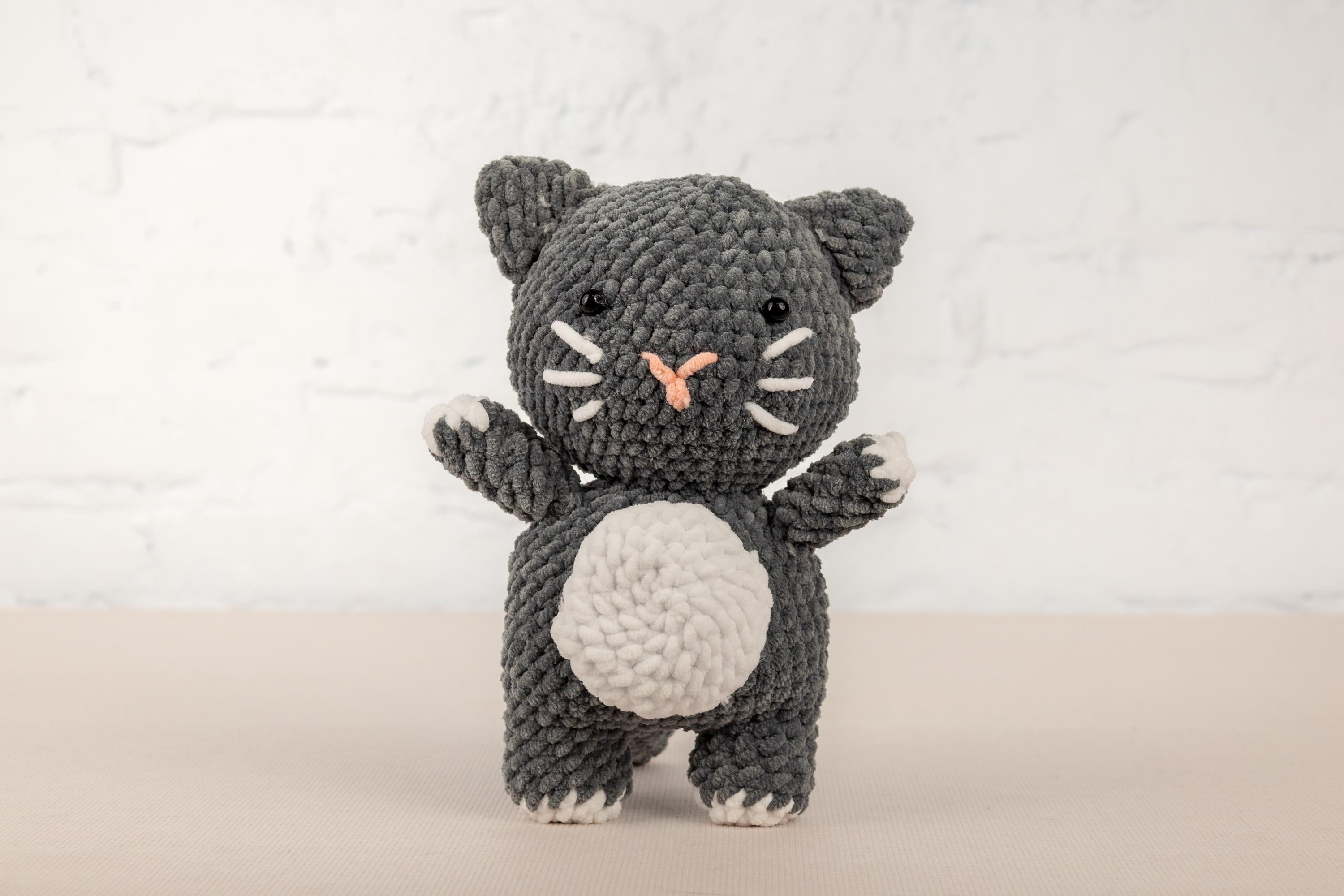 グレーのぬいぐるみ猫のかぎ針編みキット：初心者向けあみぐるみDIY