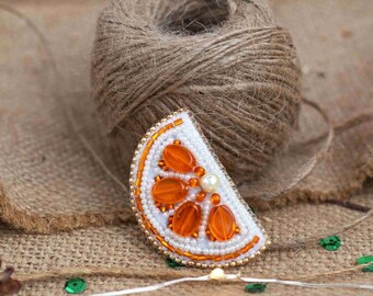 オレンジスライスビーズブローチ：手作り刺繍アートガラスピン