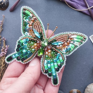 Perlenbrosche-Set mit grünem Schmetterling: Stickprojekt für Anfänger