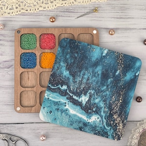 Personalisierbarer Perlenaufbewahrer: Handgemachtes Sortiertablett aus Holz