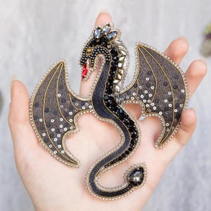 Zestaw broszki z koralikami w kształcie smoka: DIY, haft koralikowy, fantazyjna biżuteria (12 x 12 cm)