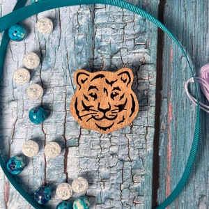 Wooden Magnetic Needle Minder: Double-Sided Needle Keeper