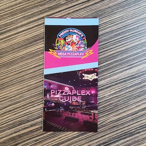Puede incluir: Un folleto rectangular titulado Freddy Fazbear's Mega Pizzaplex. La sección superior presenta una colorida ilustración de personajes, mientras que la sección inferior muestra una escena interior oscura iluminada con neón con el texto Pizzaplex Guide en letras rosas.