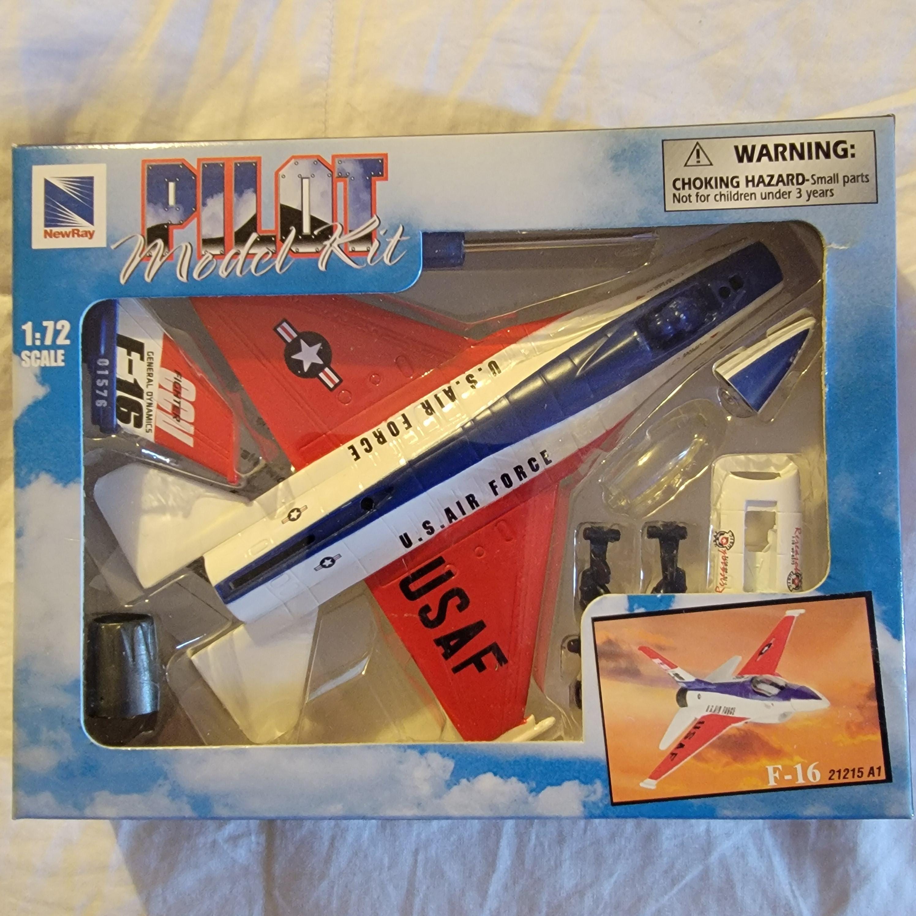 New Ray Airplane Plastic Model Kit 1/72 Scale F 16 Red/white
