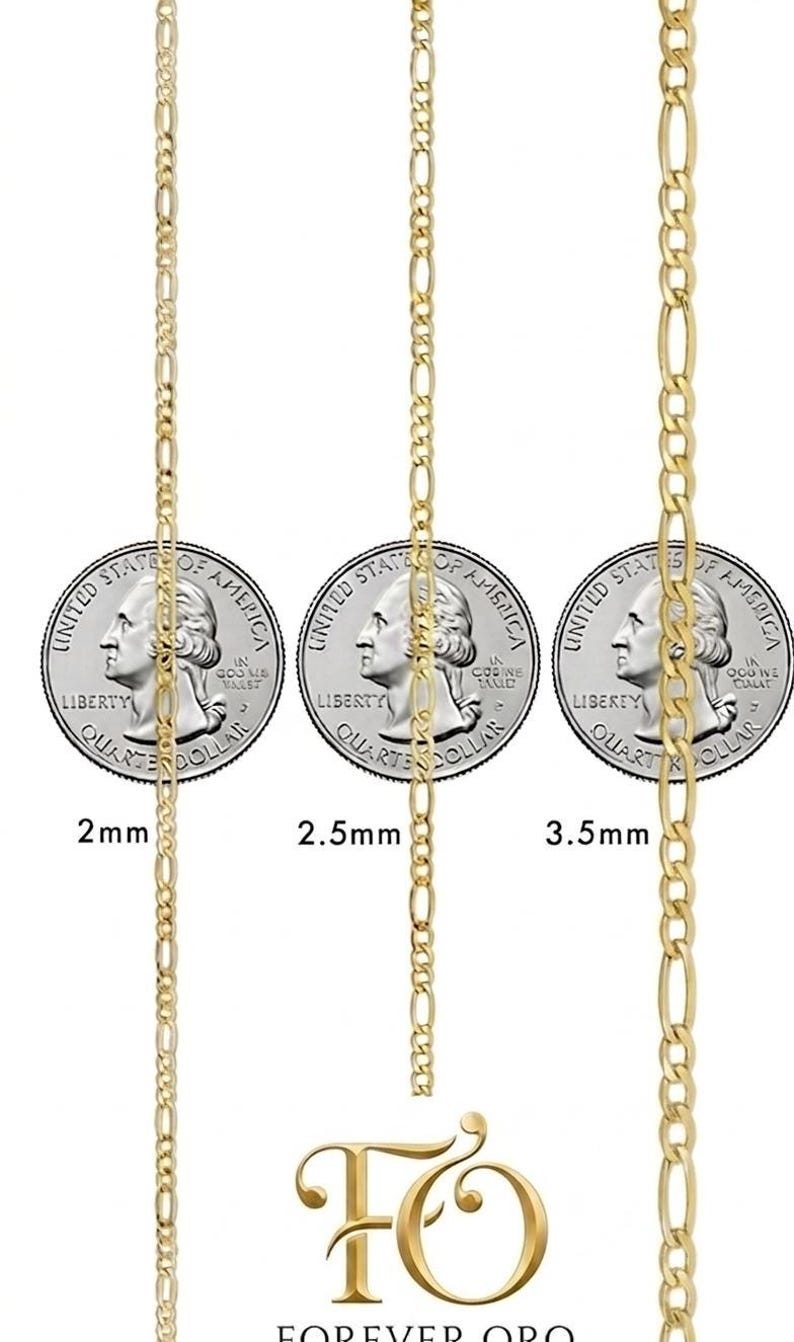 Pu&ograve; includere: Tre catene Figaro dorate di diverse larghezze: 2 mm, 2,5 mm e 3,5 mm. Ogni catena &egrave; mostrata accanto a una moneta da un quarto di dollaro per il confronto delle dimensioni. Le catene sono di colore oro brillante. Il logo Forever Oro &egrave; in basso.