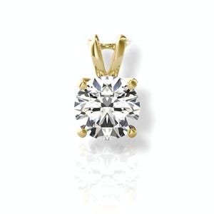 Puede incluir: Colgante de diamantes de talla redonda con engaste de oro. El diamante, claro y brillante, está sujeto por cuatro garras. El colgante tiene un diseño sencillo y elegante.