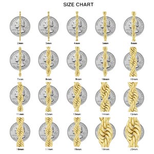 Puede incluir: Un gr&aacute;fico de tallas que muestra varios estilos de cadenas de oro junto a monedas de veinticinco centavos estadounidenses para comparar tama&ntilde;os. Las cadenas var&iacute;an de 2 mm a 20 mm de grosor. El texto "SIZE CHART" est&aacute; en la parte superior.