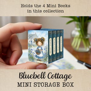 Puede incluir: Una pequeña caja de almacenamiento azul diseñada para guardar cuatro libros en miniatura. El panel frontal presenta una ilustración de un niño con vestido azul en un campo de campanillas cerca de una cabaña. El texto Bluebell Cottage está en los lomos.
