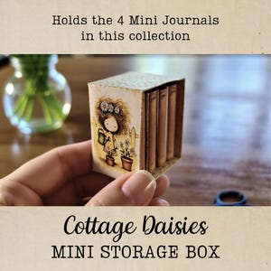 Puede incluir: Una pequeña caja de almacenamiento rectangular con la ilustración de una persona de pelo rizado con una corona de margaritas regando flores en macetas. La caja contiene cuatro mini diarios e incluye el texto: Holds the 4 Mini Journals in this collection, Cottage Daisies, MINI STORAGE BOX.