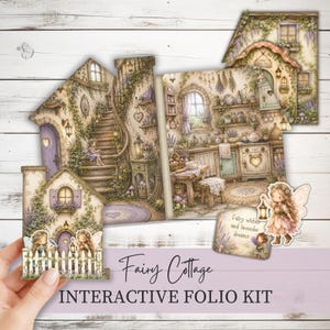 Op de afbeelding: Een interactieve Fairy Cottage folio-kit met bedrukte papieren onderdelen met illustraties van een feeënhuis, keukeninterieurs, trappen en feeënfiguren. Bevat een bordje met de tekst Fairy wishes and lavender dreams.