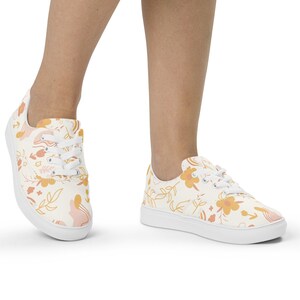 Women’s lace-up canvas shoes