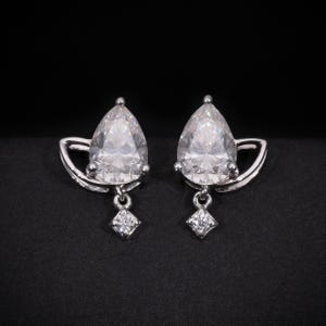 2 CT Birnen-geschliffene Labradorit-Ohrstecker für Sie, im Labor erstellte Birnen-Diamant, Ohrstecker für Geschenk, handgemachter Schmuck, nachhaltige Diamanten