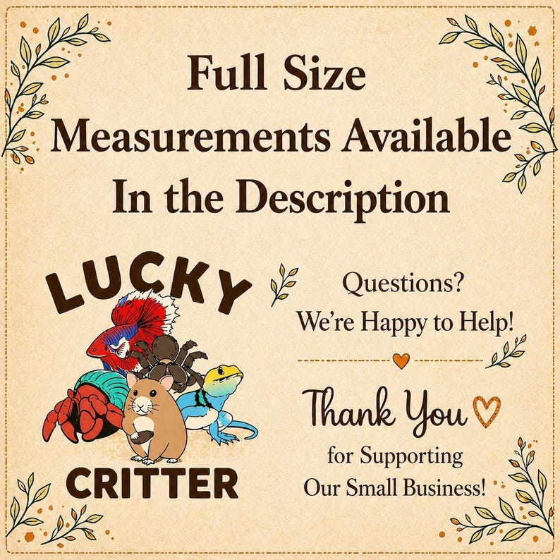 Op de afbeelding: Een beige afbeelding met de tekst "Full Size Measurements Available In the Description" en "LUCKY CRITTER". De afbeelding bevat illustraties van een betta-vis, spin, hamster, heremietkreeft en hagedis. De tekst "Thank You" is ook aanwezig.