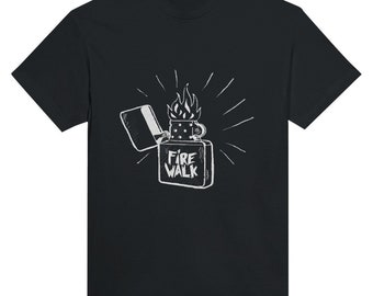 Könnte beinhalten: Schwarzes T-Shirt mit einem weißen Grafikdruck eines Feuerzeugs mit Flamme und dem Text "FIRE WALK" darauf.