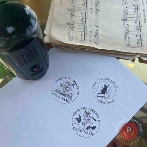 Personalisierter selbstfärbender Buchstempel aus der Bibliothek für benutzerdefinierte Namensstempel. Geschenke für Buchliebhaber