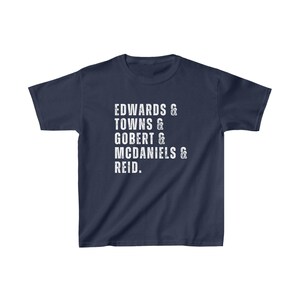 Puede incluir: Camiseta azul marino con texto blanco que dice "EDWARDS & TOWNS & GOBERT & MCDANIELS & REID."