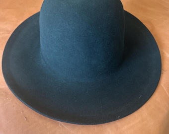 100 % rabbit fur hat body. 185 grms. Pounced. Deep forest green