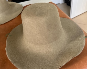 100 % rabbit fur hat body. 185 grms. Unpounced. Sand