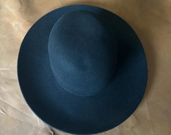 100 % rabbit supreme quality (hare) hat body. Pre blocked 7 3/8. 220 grms. Ready to ship !
