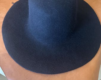 100 % rabbit fur hat body. 185 grms. Unpounced. Black