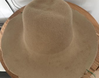 Fur hat body. Imperfect. 185 grms. Unpounced. Sand. Read description!