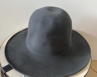 Fur hat body. Hat making. 185 grams. pounced felt. Medium gray. Imperfect. Read description