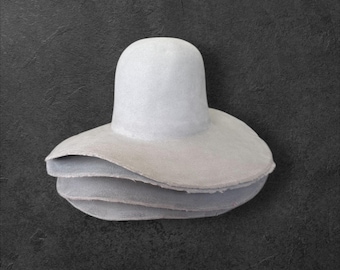 100 % rabbit fur hat bodies. 220 grms. Pounced felt. Light gray!