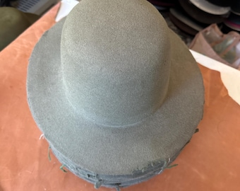 100 % rabbit fur 175 grams. pounced felt. Light olive green.