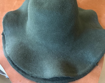 100 % rabbit fur hat body. 185 grms. Unpounced. Olive green.
