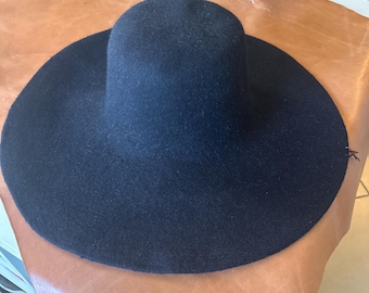 100 % rabbit fur hat body. 185 grms. Unpounced. Big brim. Black