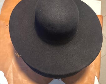 100 % rabbit fur hat bodies. 220 grms. Pounced felt. Black.