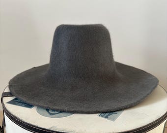 100 % fur hat body. 200 grms. Unpounced. Pewter gray