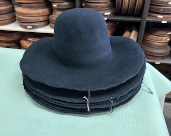 100 % rabbit fur felt. 220 grams. Pounced felt. Navy blue